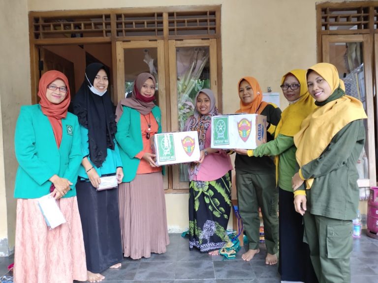 Garfa dan PC Fatayat NU Gunungkidul Membagikan 300 Masker Kepada Warga Terdampak Covid 19