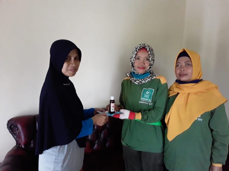 Garfa dan PC Fatayat NU Bantul Bagikan Masker, Hand Sanitazer dan 200 Bibit Tanaman Bagi Warga Untuk Pencegahan Covid 19