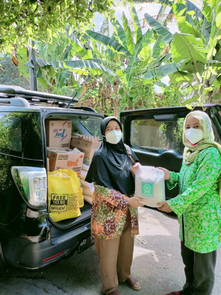 Menjadi Mitra YKPI, PW Fatayat NU DIY Kembali Dipercaya untuk Membagikan Bantuan Peduli Covid-19
