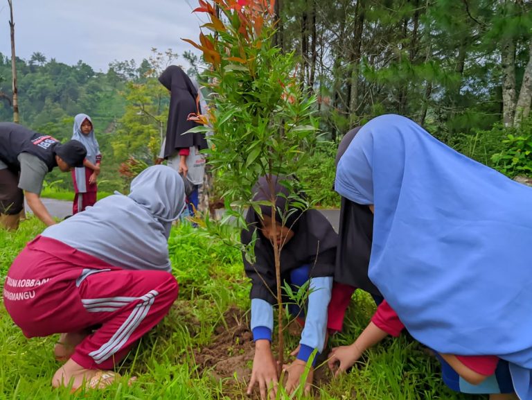 Pesantren Membentuk Kepribadian, Melatih Santri Peduli Lingkungan